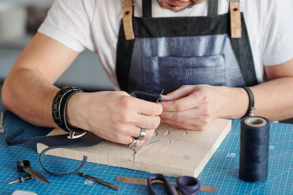 Nahaufnahme Eines Handwerkers Mit Silbernen Ringen Der Leder Näht Während — Stockfoto