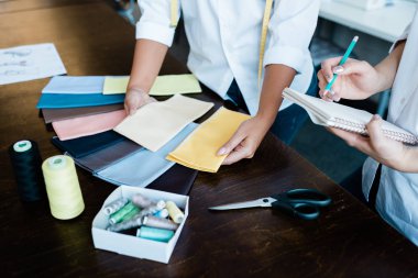 Masada tekstil desenlerinin renklerini karşılaştıran tanımlanamayan tasarımcılara yakın çekim