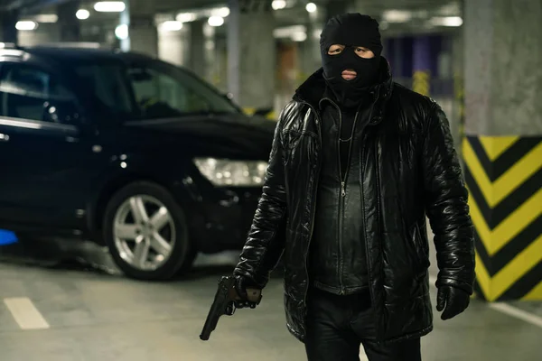 Terrorista Gangster Jaqueta Preta Luvas Balaclava Segurando Pistola Com Carro — Fotografia de Stock