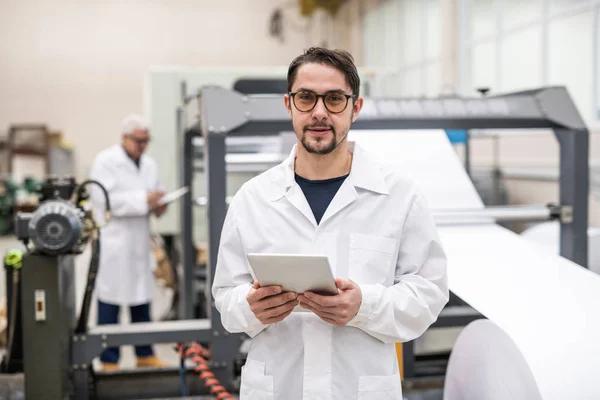 Retrato Joven Ingeniero Imprenta Bata Blanca Gafas Que Sostienen Tableta — Foto de Stock