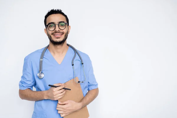 Usmívající Mužský Lékař Stetoskopem Dokument Lékařskými Předpisy Copyspace Pravé Straně — Stock fotografie
