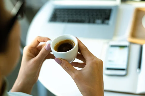 Manos Mujer Contemporánea Joven Sosteniendo Pequeña Taza Porcelana Con Café — Foto de Stock