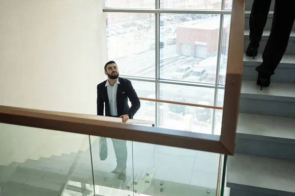 Jóvenes Elegantes Hombres Negocios Con Bolsos Mano Que Suben Oficina — Foto de Stock