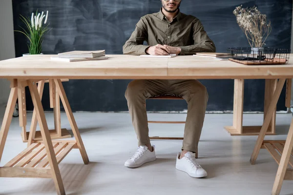Joven Estudiante Casual Sentado Junto Una Mesa Madera Mientras Escribe — Foto de Stock