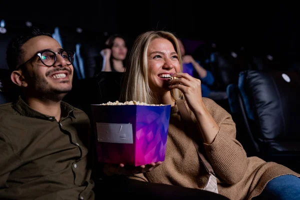 Fröhliches Junges Heterosexuelles Paar Isst Popcorn Während Sich Der Freizeit — Stockfoto