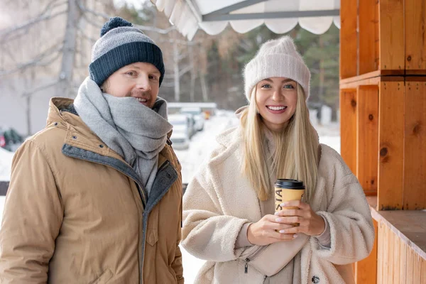 Feliz Jovem Heterossexual Casal Casual Winterwear Por Madeira Stall Olhando — Fotografia de Stock