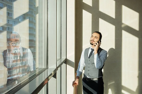 Jóvenes Hombres Negocios Elegantes Lado Ventana Del Centro Oficina Día —  Fotos de Stock