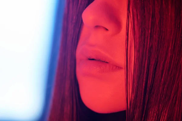 Neon Işıklı Esmer Kadının Baştan Çıkarıcı Dudaklarına Yakın Çekim Baştan — Stok fotoğraf