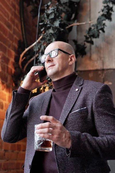 Abaixo Vista Homem Negócios Sério Com Penteado Careca Beber Álcool — Fotografia de Stock