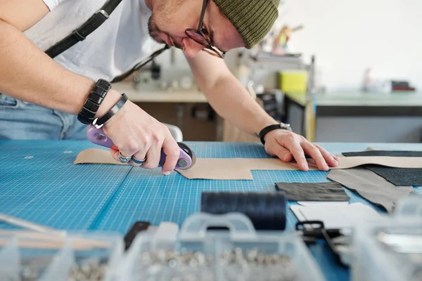 Gericht Hipster Man Met Armbanden Met Behulp Van Snijwiel Voor — Stockfoto