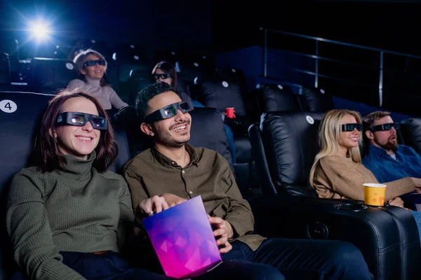 Deux Jeunes Couples Heureux Assis Dans Des Fauteuils Confortables Cinéma — Photo