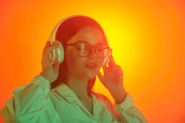 Feliz Mujer Joven Relajada Auriculares Inalámbricos Gafas Escuchando Música Con —  Fotos de Stock