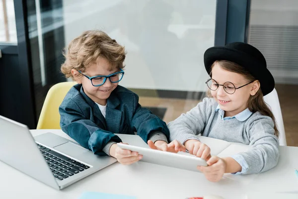 Feliz Colegial Primaria Apuntando Pantalla Táctil Mientras Hace Presentación Compañero — Foto de Stock