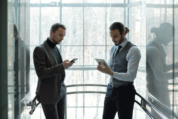 Dos Jóvenes Empresarios Bien Vestidos Que Utilizan Aparatos Móviles Descanso — Foto de Stock