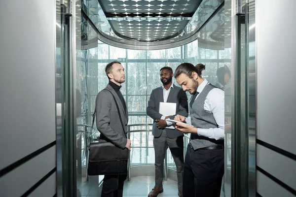 Jovem Empresário Masculino Bem Vestido Usando Tablet Elevador Moderno Centro — Fotografia de Stock