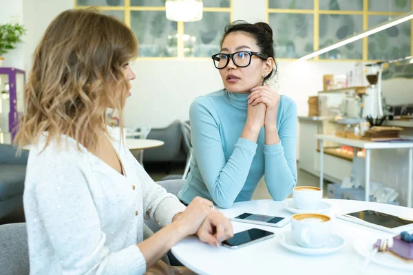 Dos Jóvenes Empresarias Interculturales Ropa Casual Discutiendo Puntos Trabajo Planes — Foto de Stock