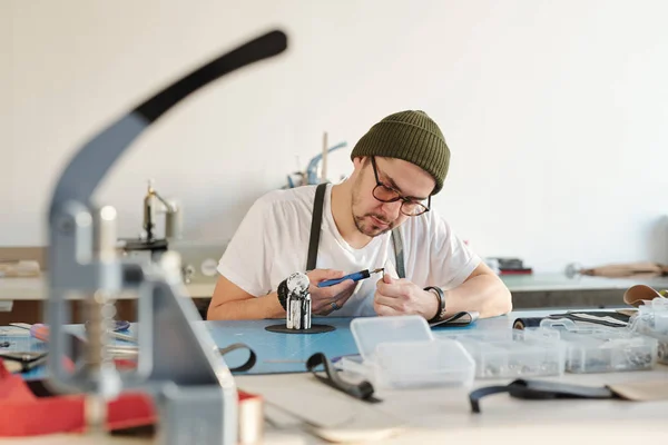 Ernstige Jonge Leerwerker Hipsterhoed Die Olieverf Leren Rand Aanbrengt Werkplaats — Stockfoto