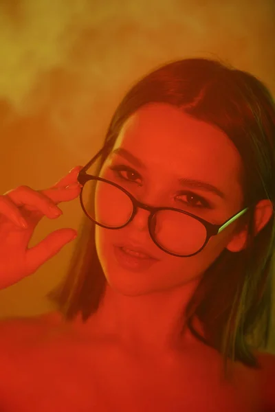 Portrait Ravissante Jeune Femme Avec Des Lunettes Réglage Des Cheveux — Photo