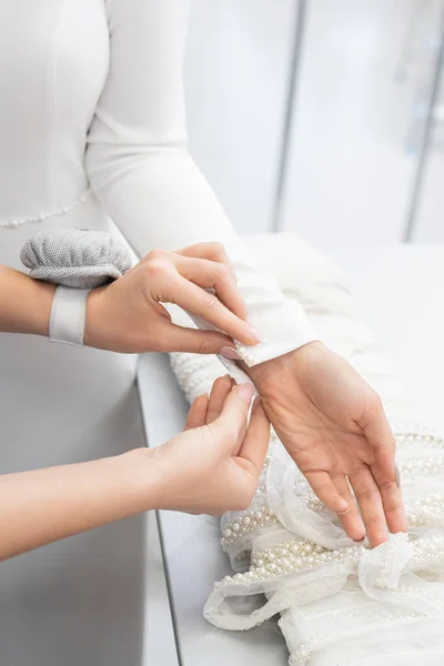 Close Unrecognizable Tailor Pincushion Wrist Buttoning Wedding Dress Sleeve Gown — Stock Photo, Image
