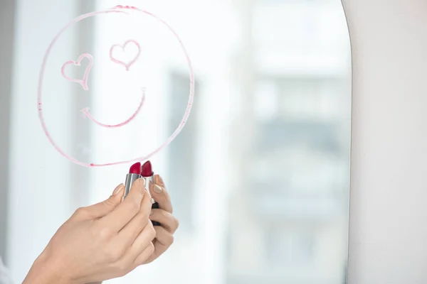 Hand Einer Jungen Verliebten Frau Mit Karminrotem Lippenstift Zeichnet Gesicht — Stockfoto