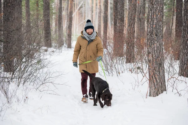 Jeune Homme Heureux Tenue Hiver Tenant Une Laisse Récupérateur Noir — Photo