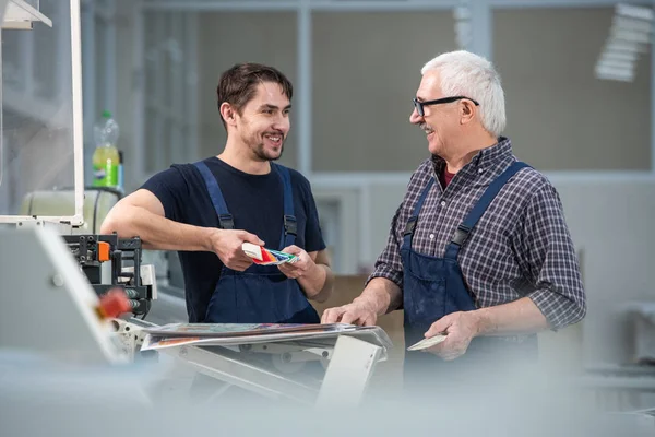 Positive Ältere Und Junge Arbeiter Overalls Stehen Der Druckerpresse Und — Stockfoto