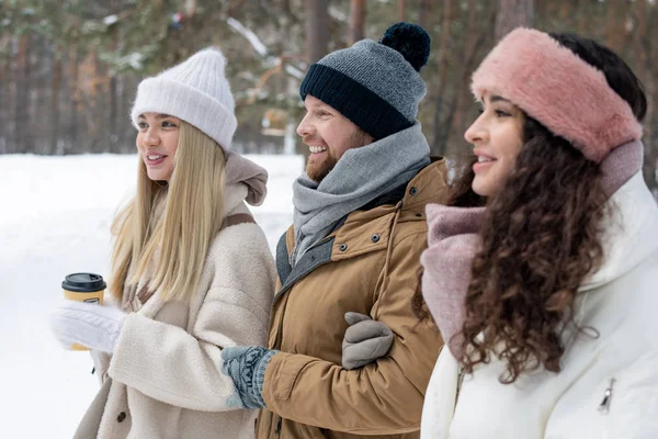 Trois Jeunes Amis Heureux Vêtements Hiver Décontractés Profitant Promenade Dans — Photo