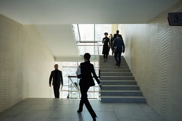 Vários Jovens Interculturais Formalwear Movendo Para Cima Para Frente Dentro — Fotografia de Stock