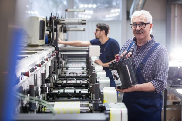 Πορτρέτο Του Χαμογελαστού Ηλικιωμένου Μουστάκι Ρίχνει Μελάνι Βιομηχανική Μηχανή Εκτύπωσης — Φωτογραφία Αρχείου