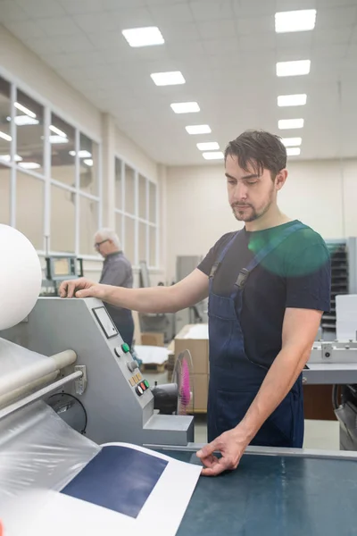 Trabajador Joven Con Barba Pie Máquina Impresión Control Proceso Impresión —  Fotos de Stock