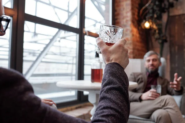 Через Плечо Вид Человека Сидящего Ресторане Пьющего Виски Другом — стоковое фото
