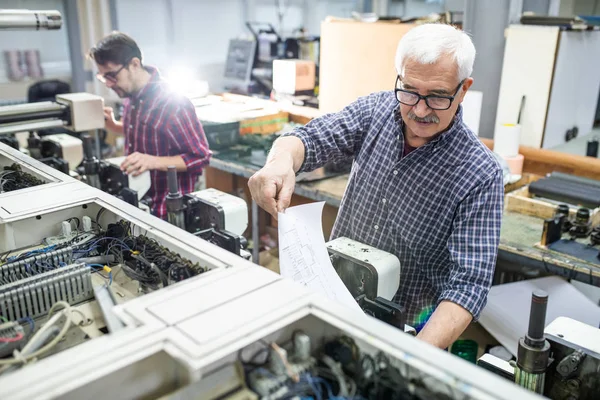 Elfoglalt Idős Férfi Szemüvegben Papírt Vesz Nagy Nyomtatóból Nyomdában — Stock Fotó