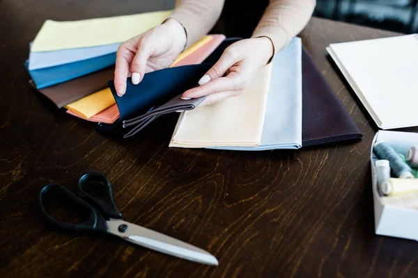 Close Van Onherkenbare Vrouw Aanraken Stof Patronen Terwijl Het Kiezen — Stockfoto