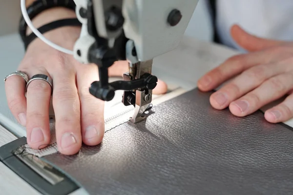 Close Unrecognizable Man Rings Using Sewing Machine While Stitching Zipper — Stock Photo, Image