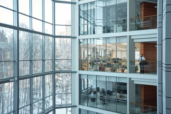 Інтер Сучасного Багатоповерхового Бізнес Центру Великими Вікнами Безліччю Офісів Перед — стокове фото