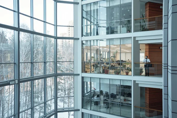 Intérieur Centre Affaires Contemporain Plusieurs Étages Avec Grandes Fenêtres Nombreux — Photo