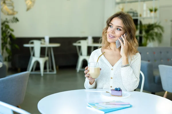 Menina Feliz Com Vidro Cappuccino Sobremesa Mirtilo Falando Por Smartphone — Fotografia de Stock