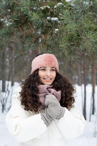 Carino Ragazza Allegra Con Sorriso Dentato Indossa Abbigliamento Invernale Caldo — Foto Stock