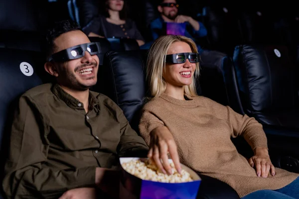 Glückliches Junges Paar Brille Isst Popcorn Und Genießt Die Zeit — Stockfoto