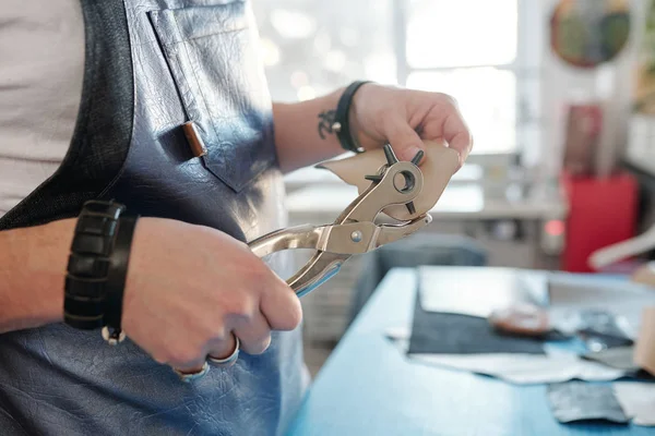 Nahaufnahme Von Nicht Wiederzuerkennenden Mann Lederschürze Mit Drehstanzer Während Löcher — Stockfoto