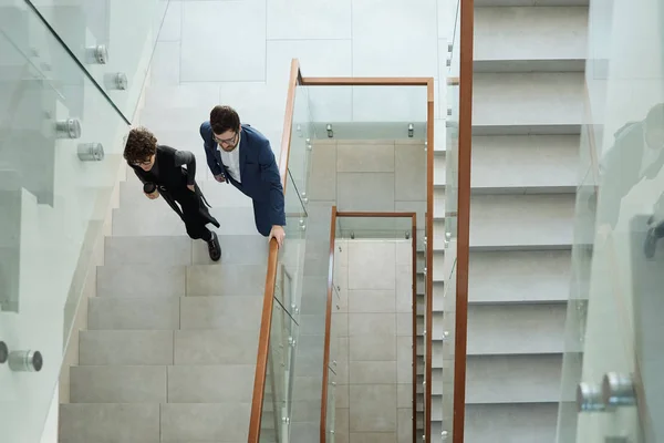 Overzicht Van Twee Jonge Zakenmensen Formele Kleding Die Naar Boven — Stockfoto