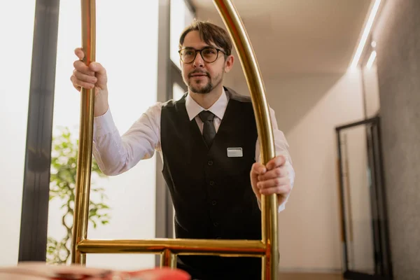 Porteur Barbu Bien Habillé Aux Lunettes Poussant Chariot Avec Ses — Photo