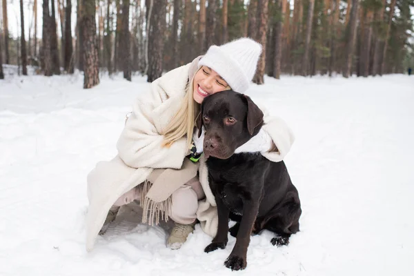 Giovane Affettuosa Donna Sorridente Che Abbraccia Black Retriever Seduto Sulla — Foto Stock