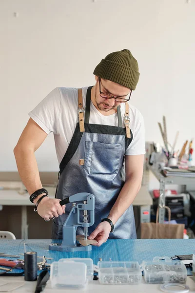Schwerbeschäftigter Junger Mann Mit Bart Mit Handpresse Bei Der Arbeit — Stockfoto