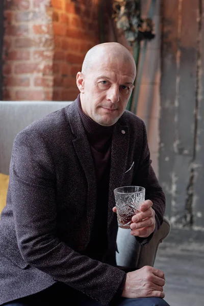 Retrato Serio Hombre Negocios Calvo Sentado Sillón Sosteniendo Vaso Licor — Foto de Stock