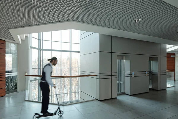 Suddig Kontur Ung Affärsman Går Framåt Skoter Inne Moderna Business — Stockfoto