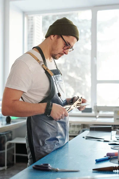 Ernsthafter Junger Mann Mit Stoppeln Beim Arbeiten Mit Leder Werkstatt — Stockfoto