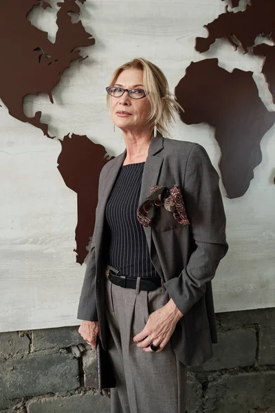 Portrait Serious Confident Businesswoman Stylish Suit Standing World Map Banner — Stock Photo, Image