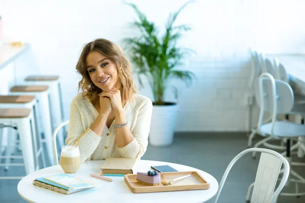 Bastante Joven Hembra Con Sonrisa Dentada Mirándote Sentada Junto Mesa —  Fotos de Stock