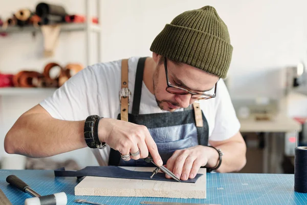 Concentrated Young Man Hipster Hat Using Calipers Leatherworking While Measuring — Stock Photo, Image